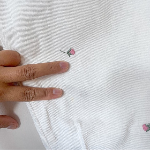 Urban OUTFITTERS Daze Denim Floral Embroidered White Tapered Raw Hem Pants Sz 27 - Picture 6 of 7